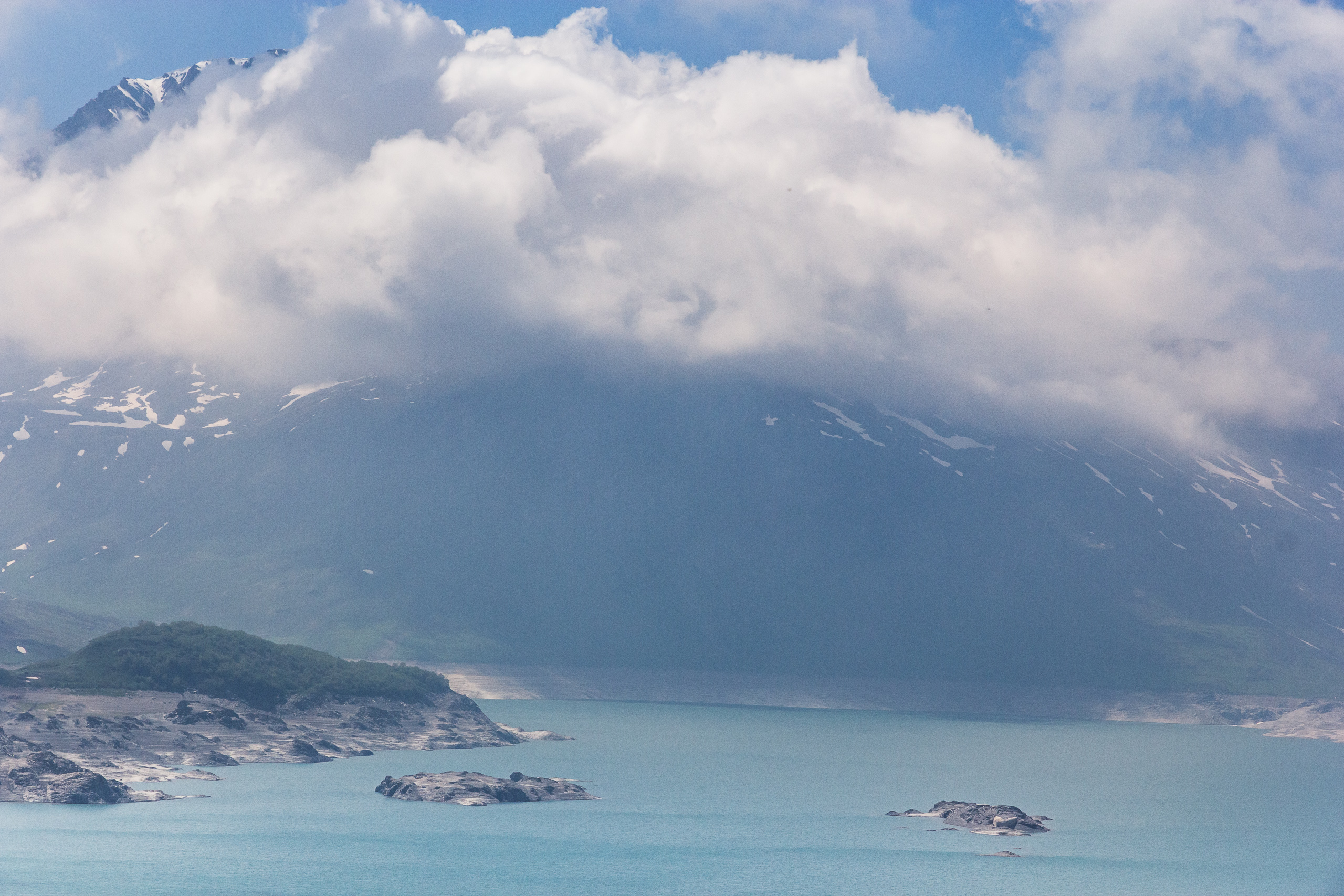 Der türkise Lac du Mont Cenis unter tief hängenden Wolken